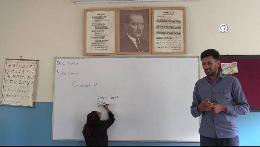 Bu okulda 3 yıldır tek bir öğrenci var. 9 yaşındaki Hasret artık sınıf arkadaşı istiyor - Resim: 12